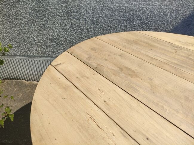 Roundtable with folding sides