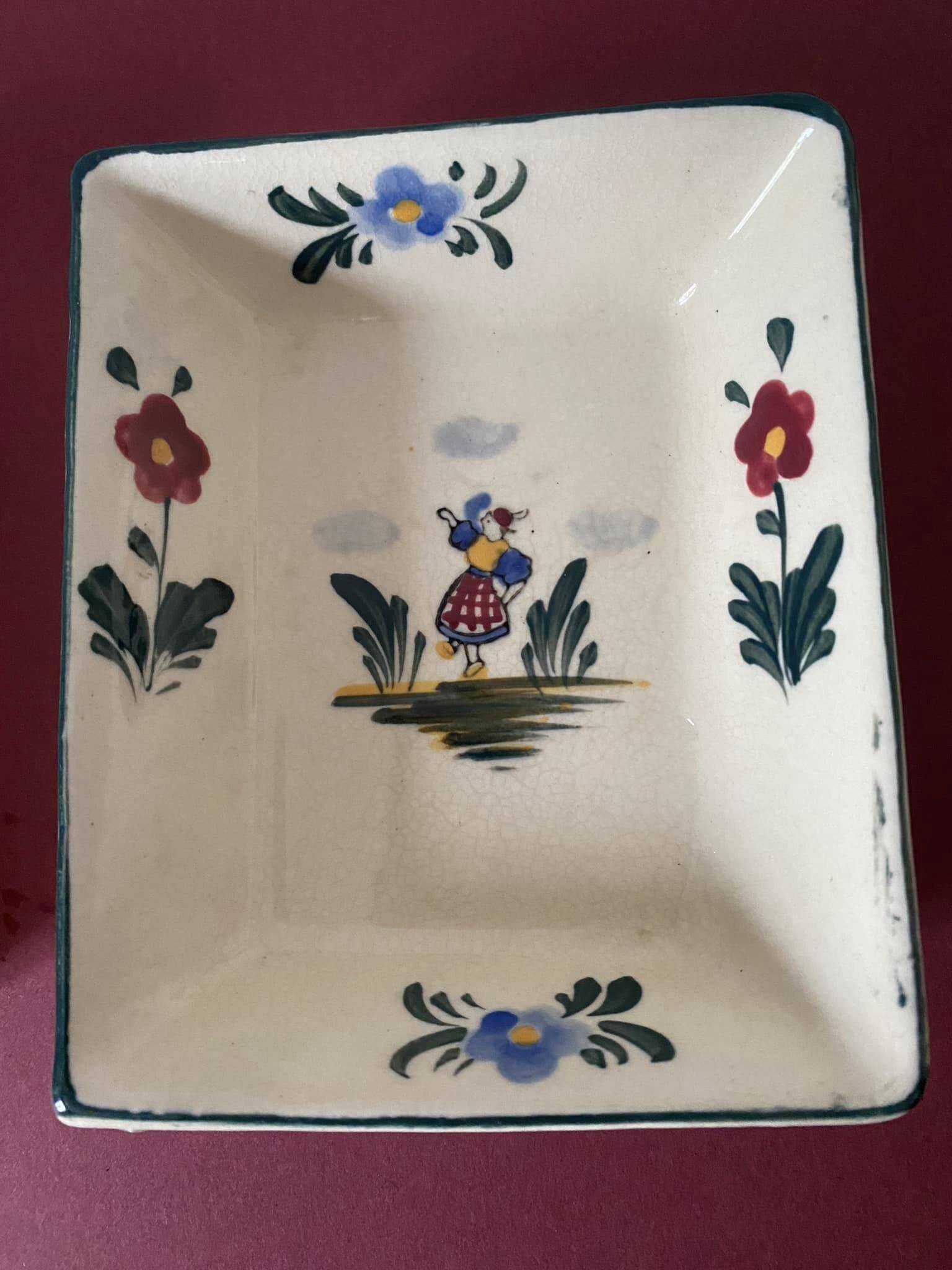 Set of 2 porcelain soap dishes with Breton couple motifs
