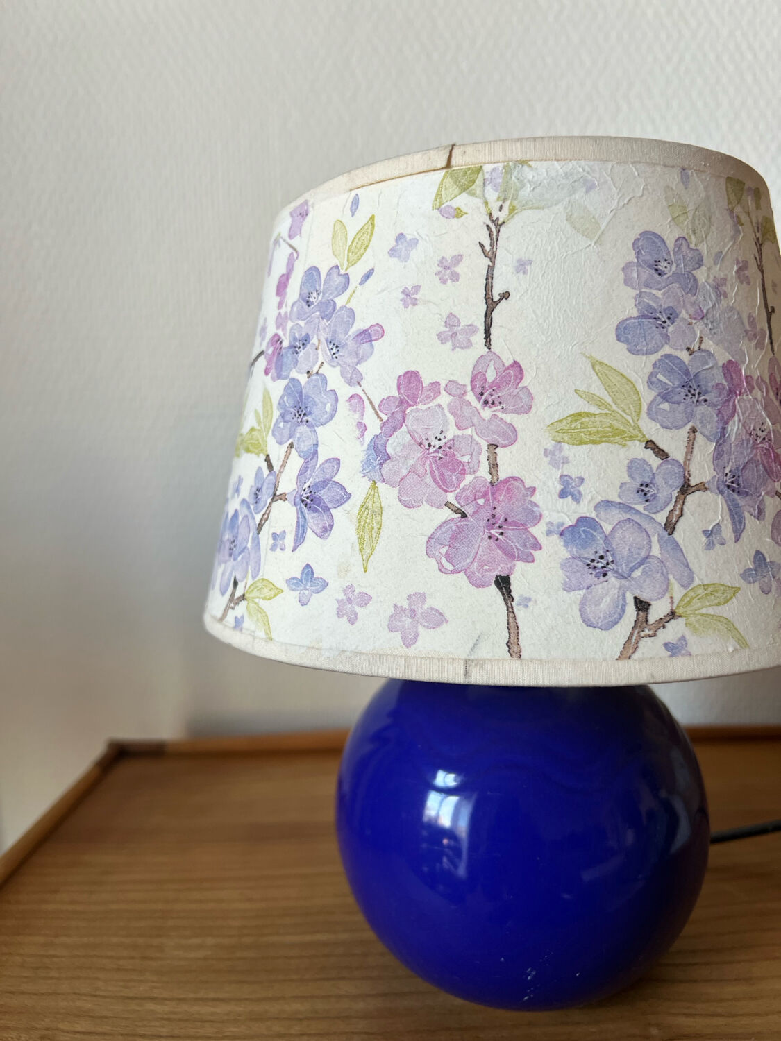 Lampe à poser vintage bleu marine et abat-jour à fleurs
