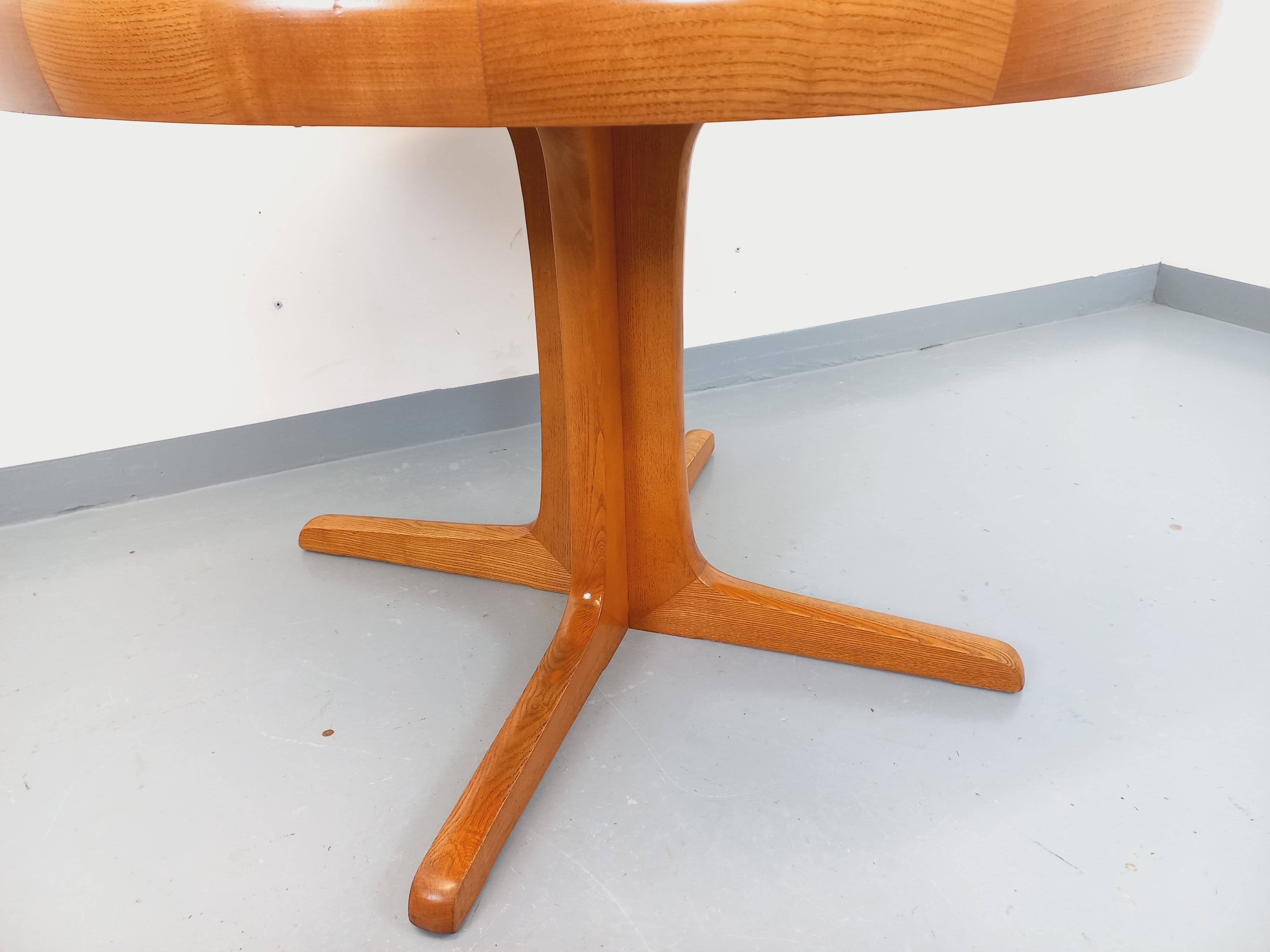 Vintage round dining table in Scandinavian style from the 60s and 70s in elm.