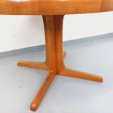Vintage round dining table in Scandinavian style from the 60s and 70s in elm.