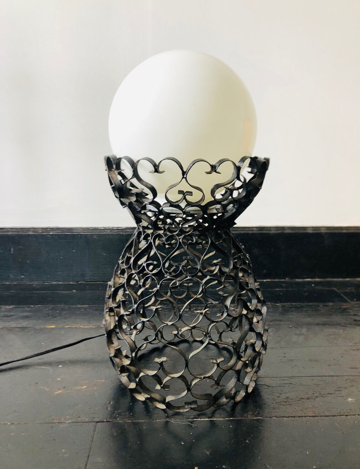 Lampe en fer forgé noir et globe en verre blanc