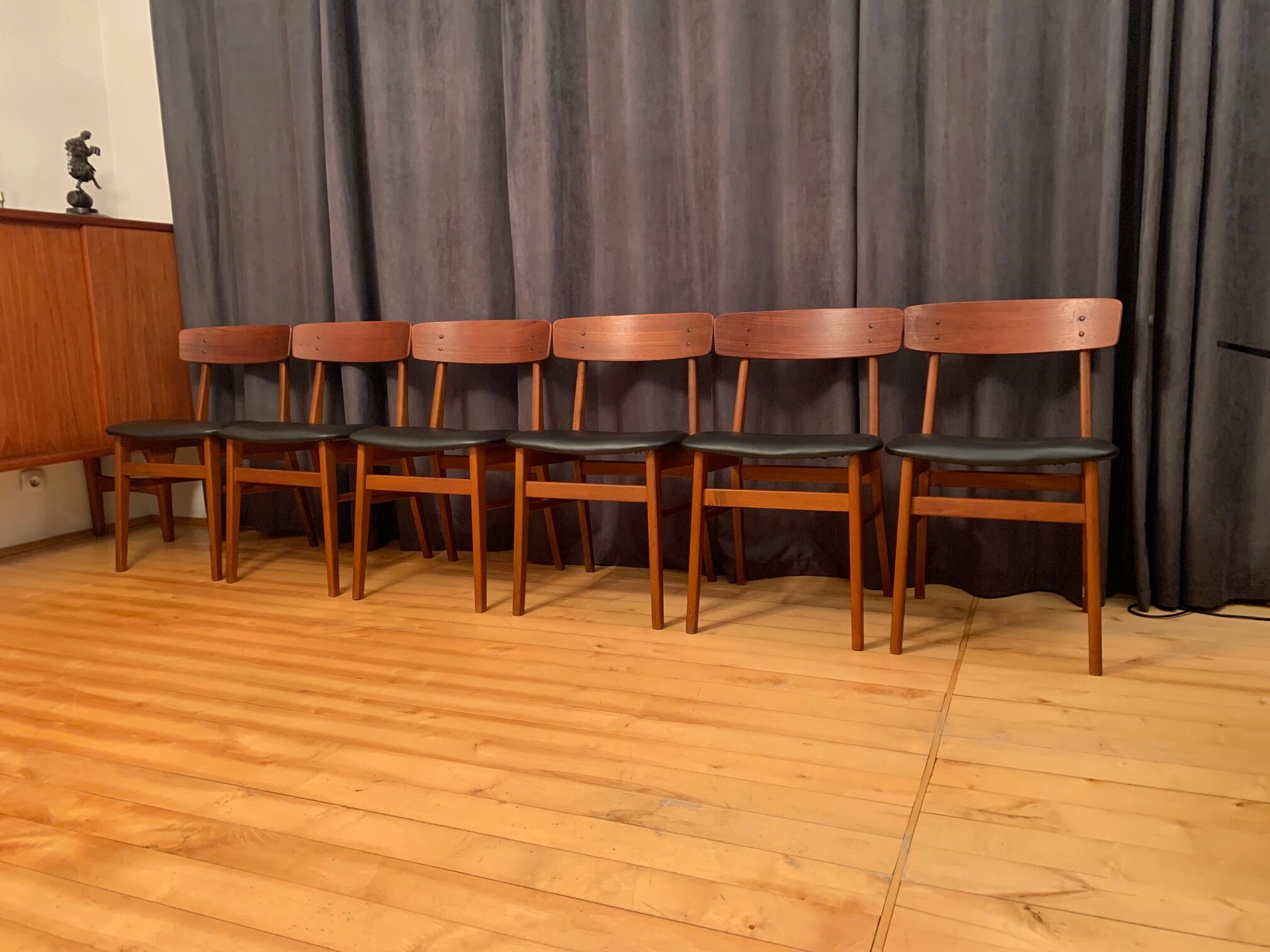 Ensemble de six chaises de style Børge Mogensen Farstrup, Danemark, années 1960.