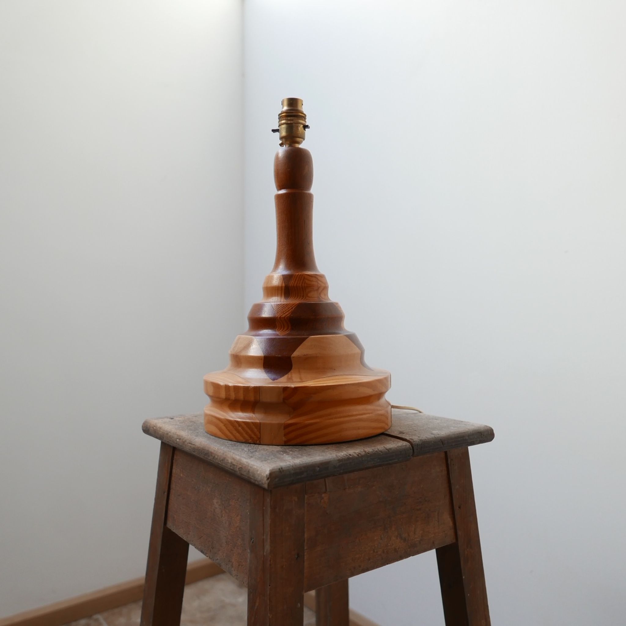 Lampe de table de spécimen en bois du milieu du siècle