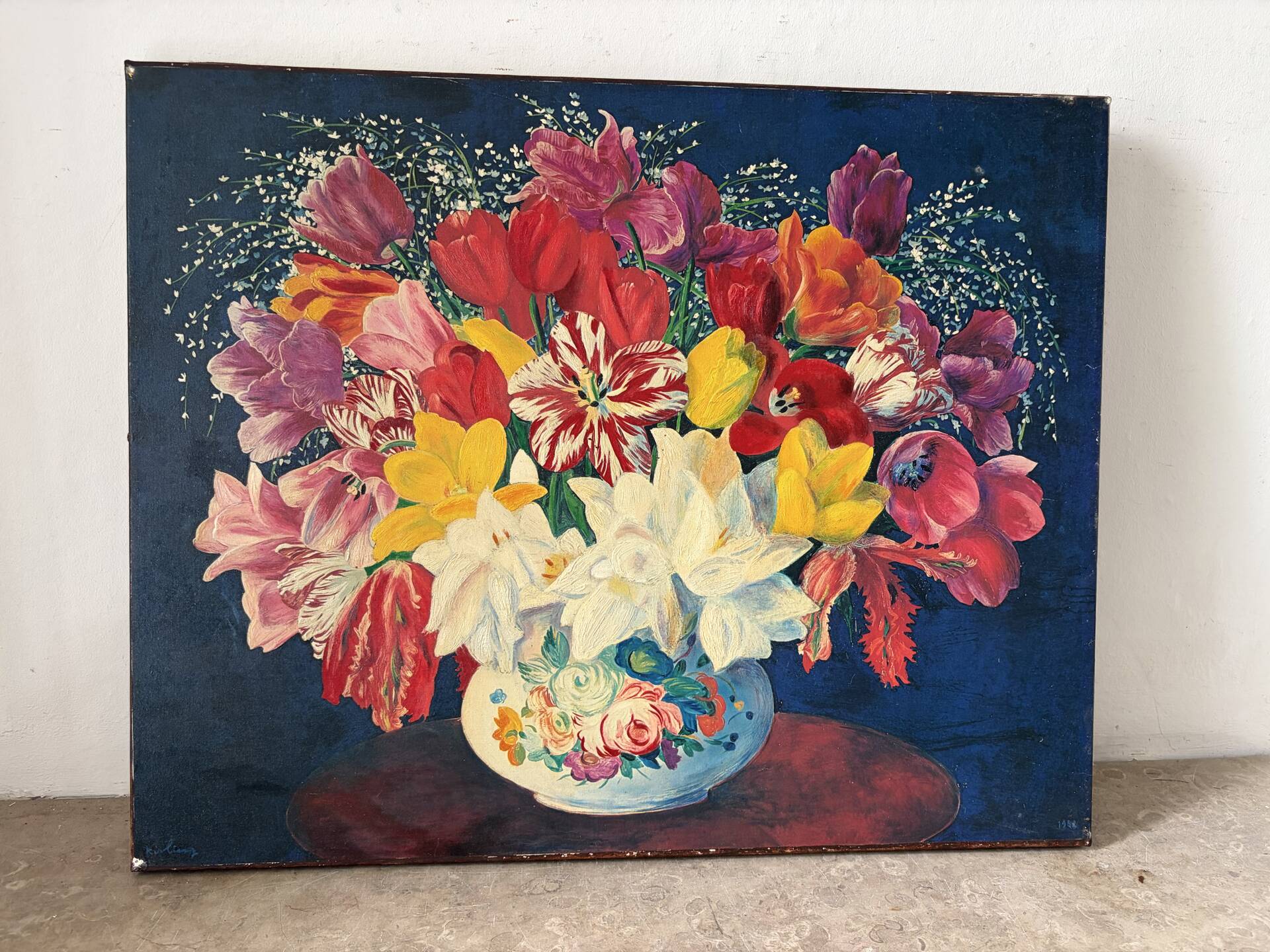 Bouquet rouge sur entablement, signé 1952
