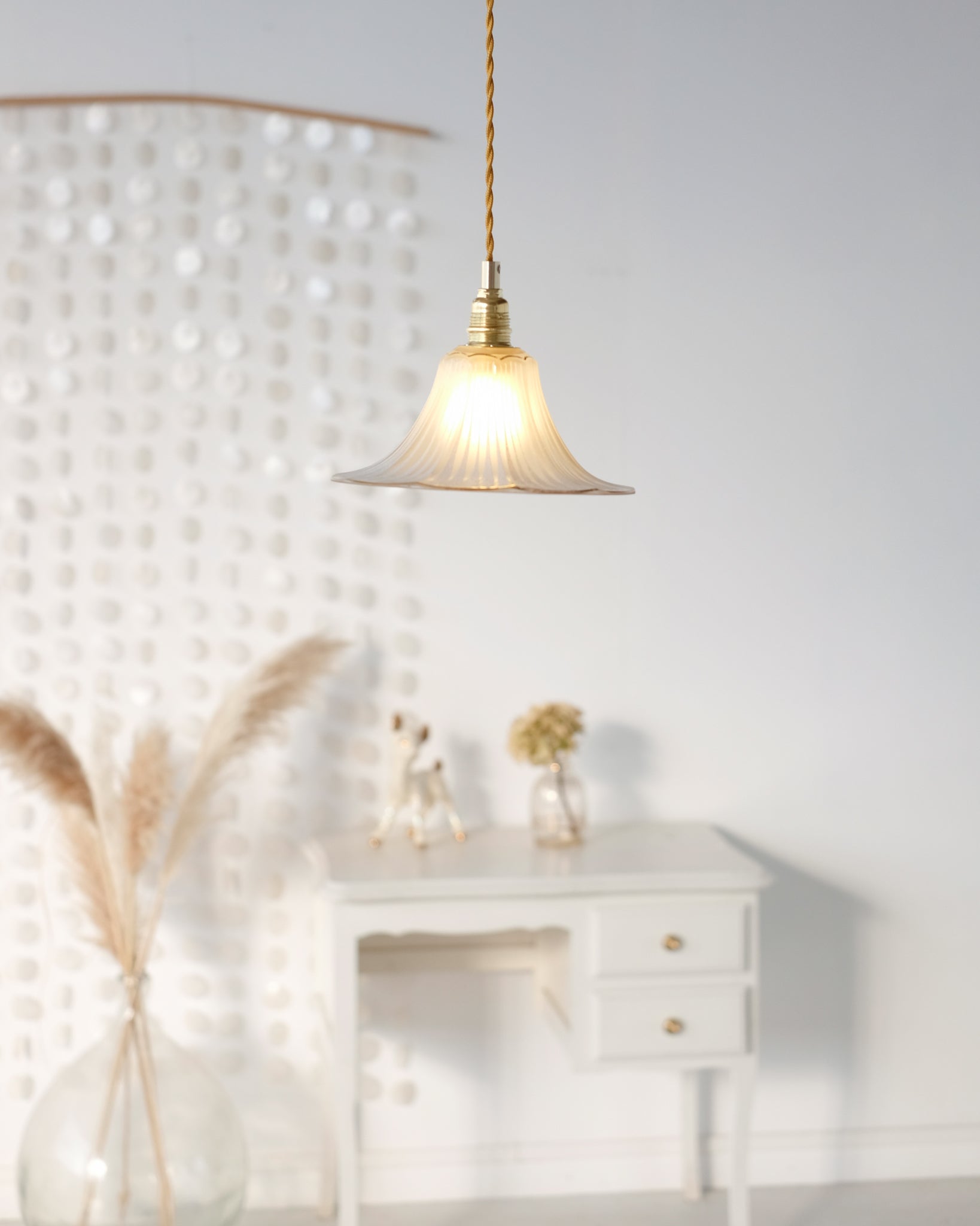 Pendant lamp in engraved and gilded glass