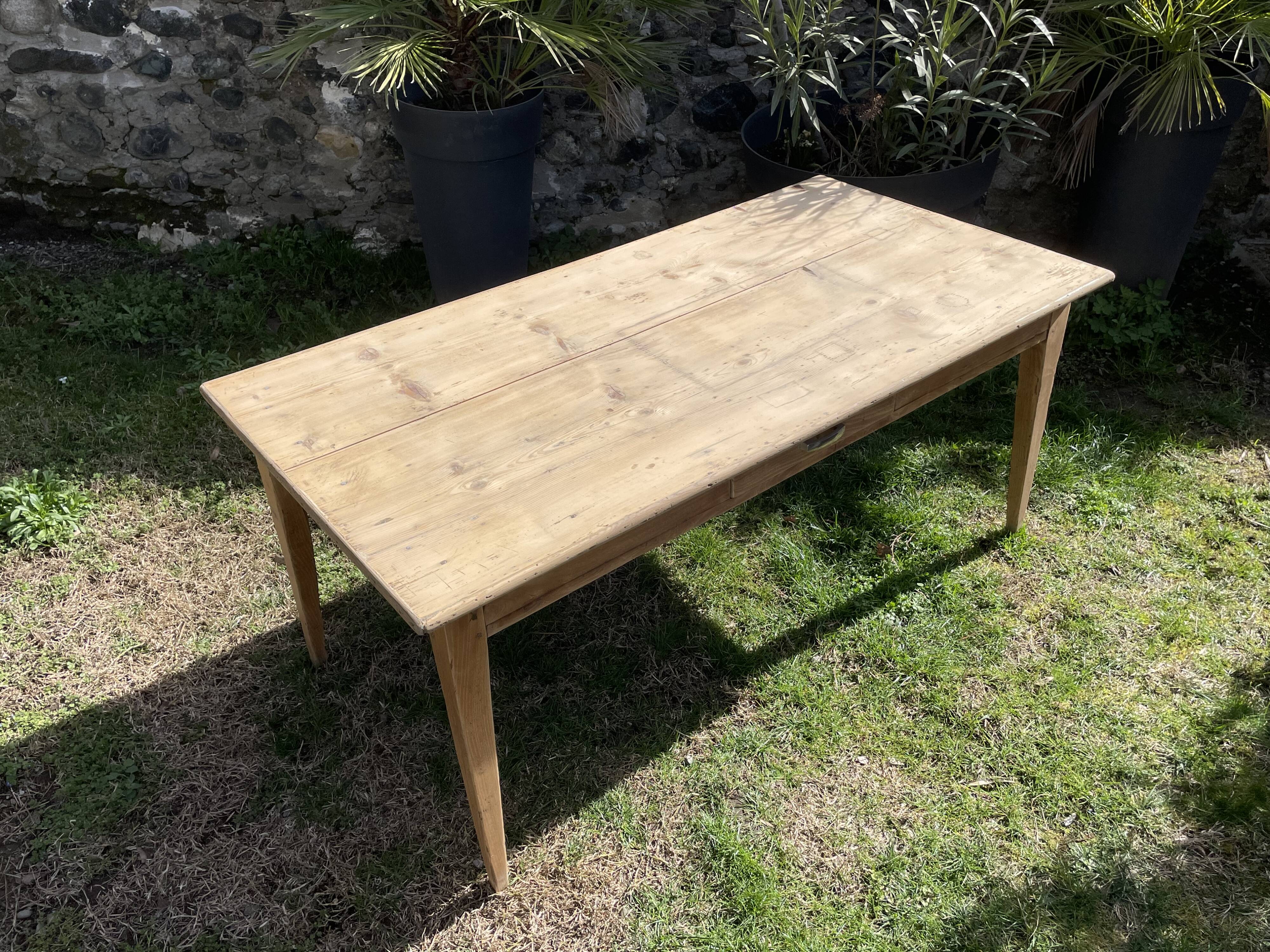 Farmhouse table with spindle legs
