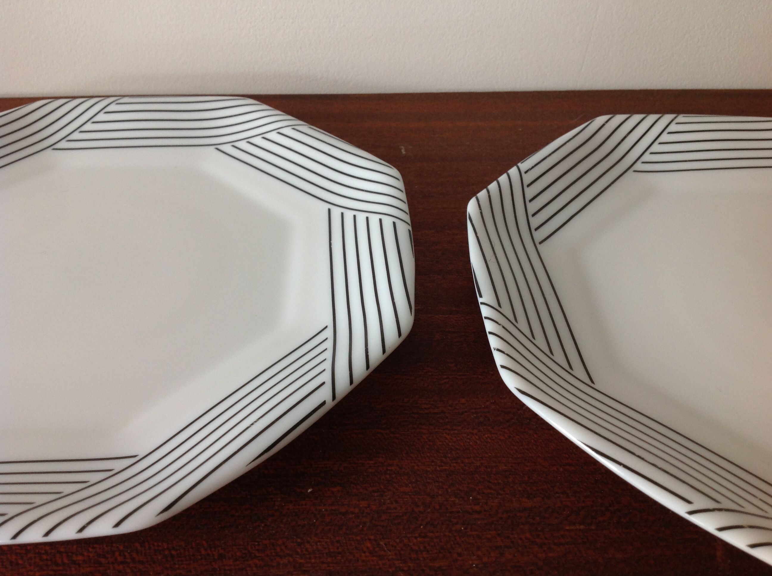 2 small flat plates Arcopal Octime opaline