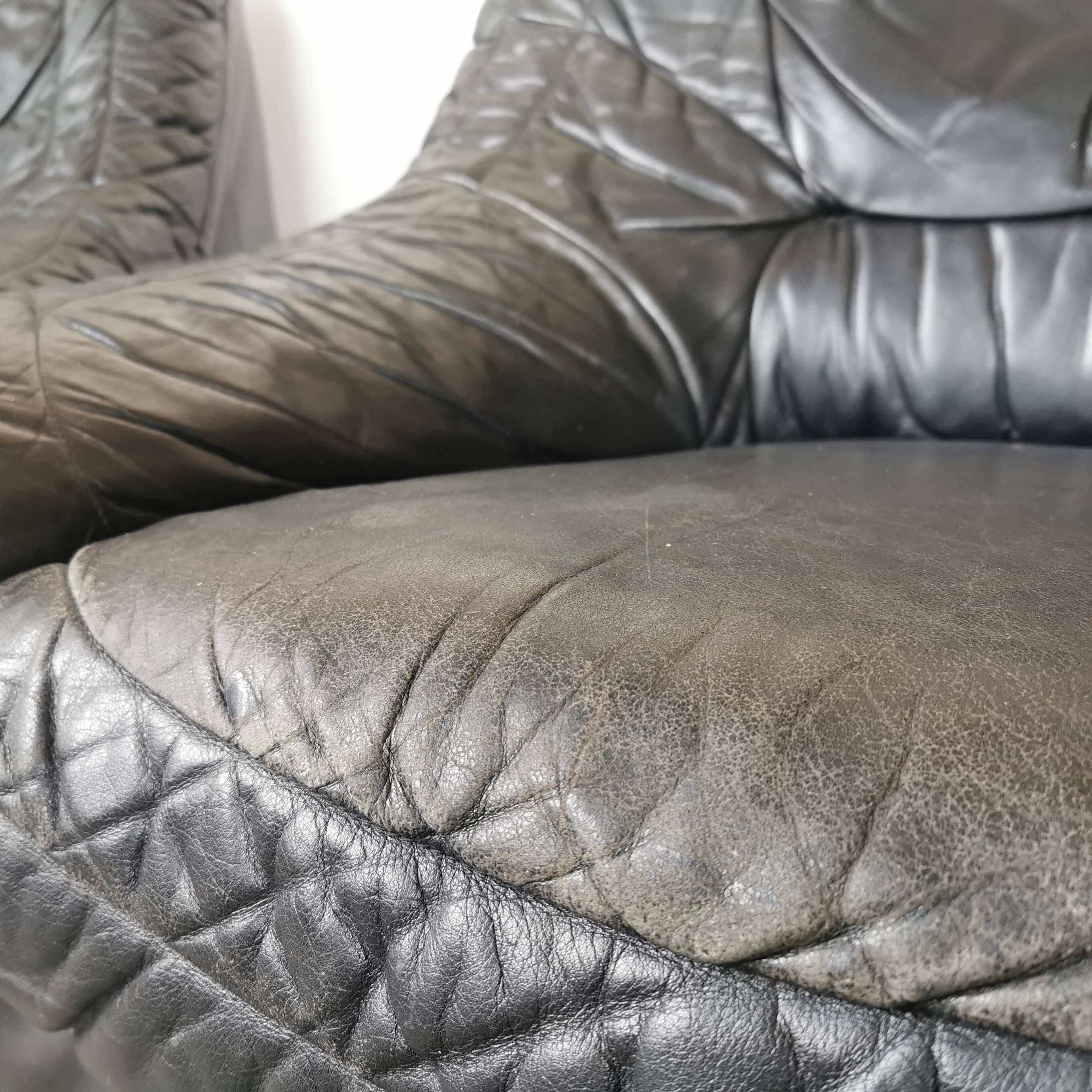 Pair of black leather armchairs from the 80s