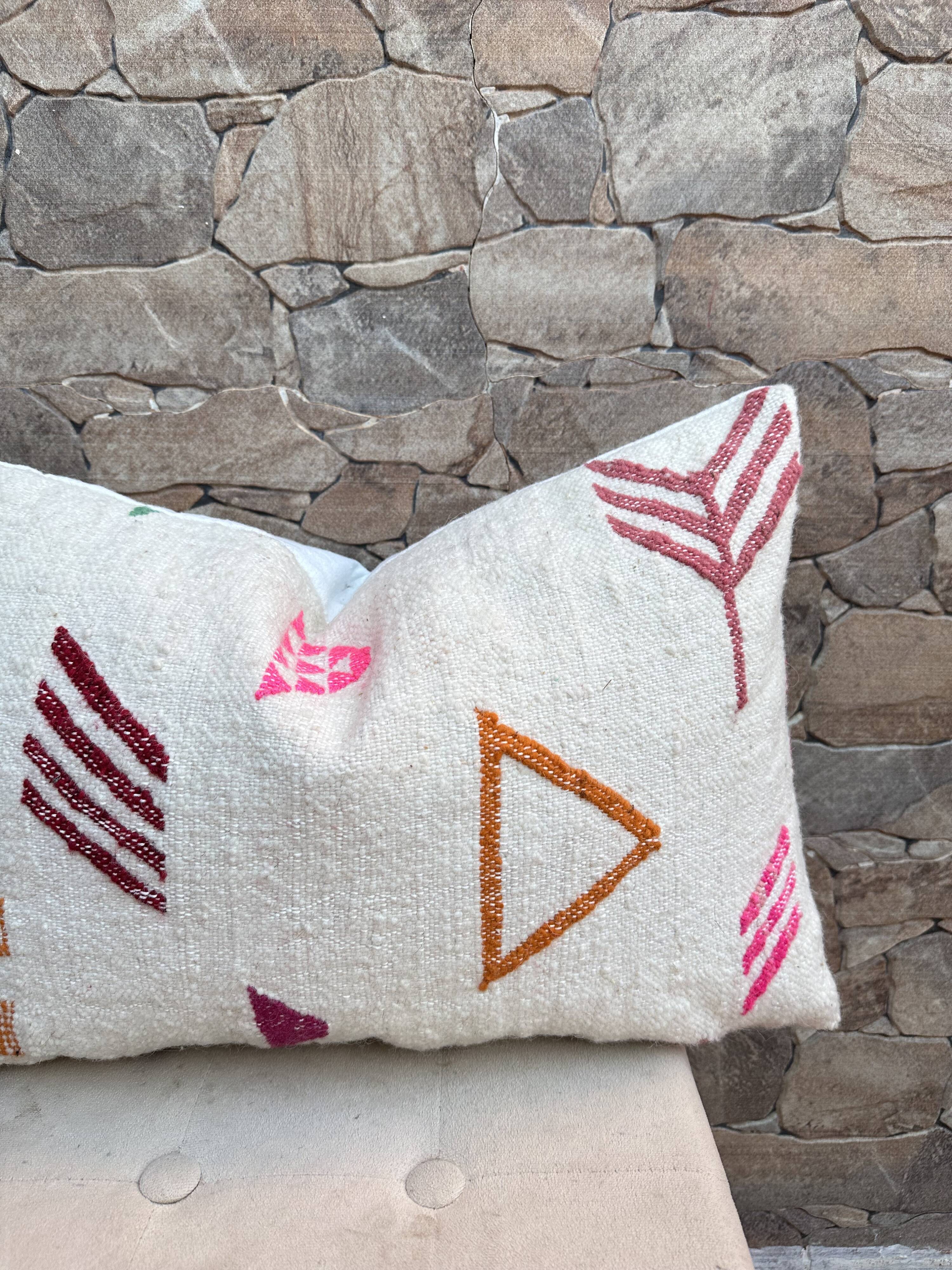 Handmade cushion cover in Berber wool: Moroccan Kilim cushion.