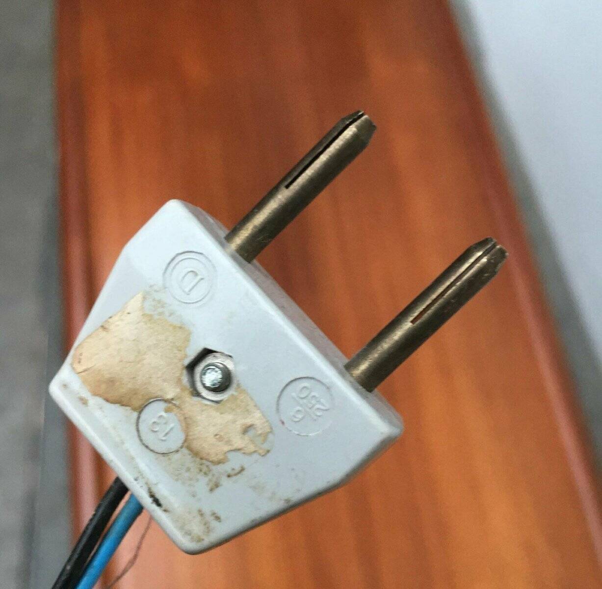 Mid-century brass swan neck table lamp in Hollywood Regency style from the 1960s.