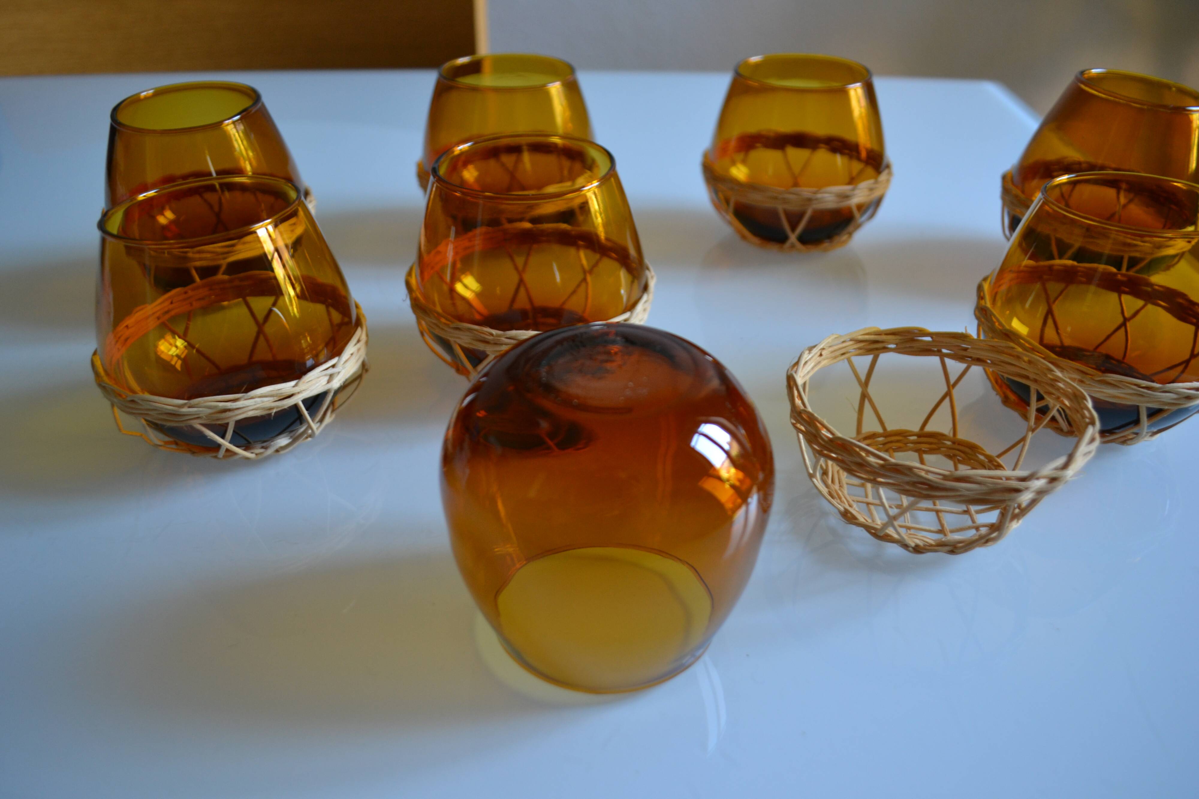 Set of 8 amber glasses & vintage rattan 1970