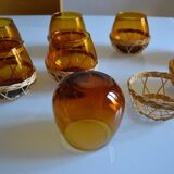 Set of 8 amber glasses & vintage rattan 1970