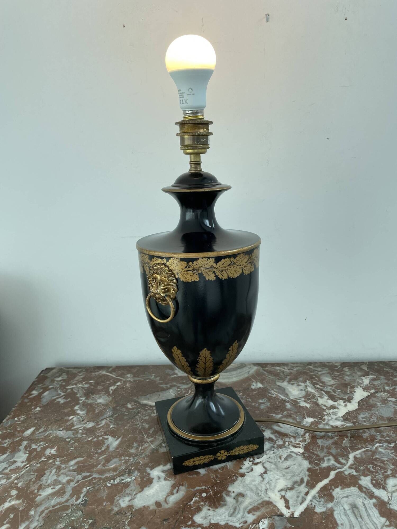 Foot, Baluster lamp, golden lions, golden lampshade, Hotel Intercontinental de Paris Opéra Garnier