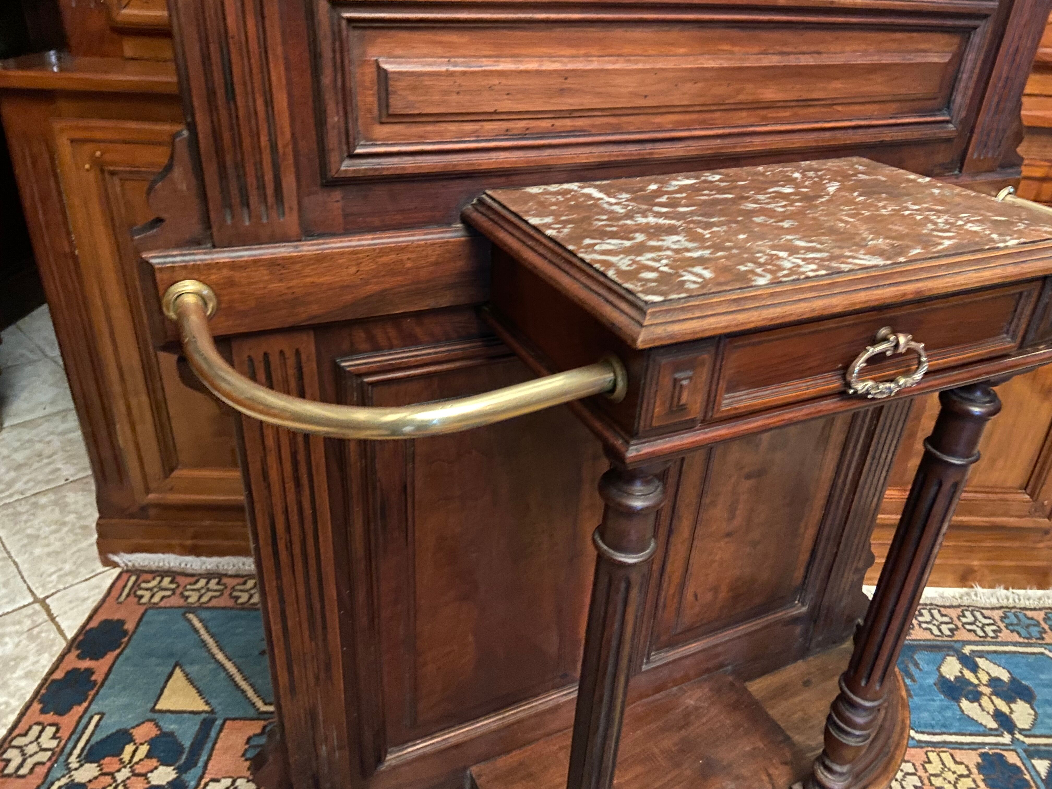Porte-manteau de vestibule en noyer massif avec miroir ovale et patères en bronze