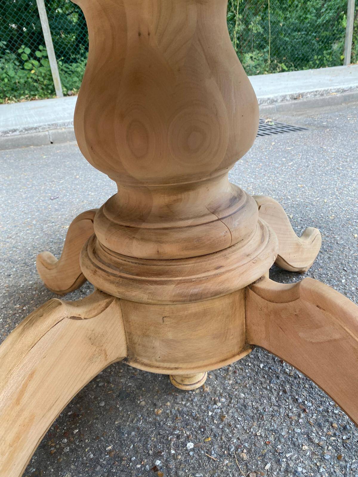 Round dining table with a central pedestal, extendable, stripped in solid walnut with 2 extensions.