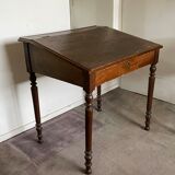 Écritoire/ bureau en bois avec plateau relevable.