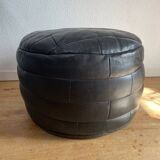 Pouf / Repose pied noir patchwork de cuir De Sede
