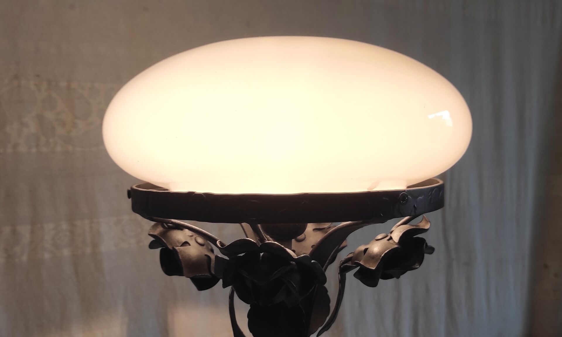 Art Deco table lamp in wrought iron and opaline - 1930s/40s