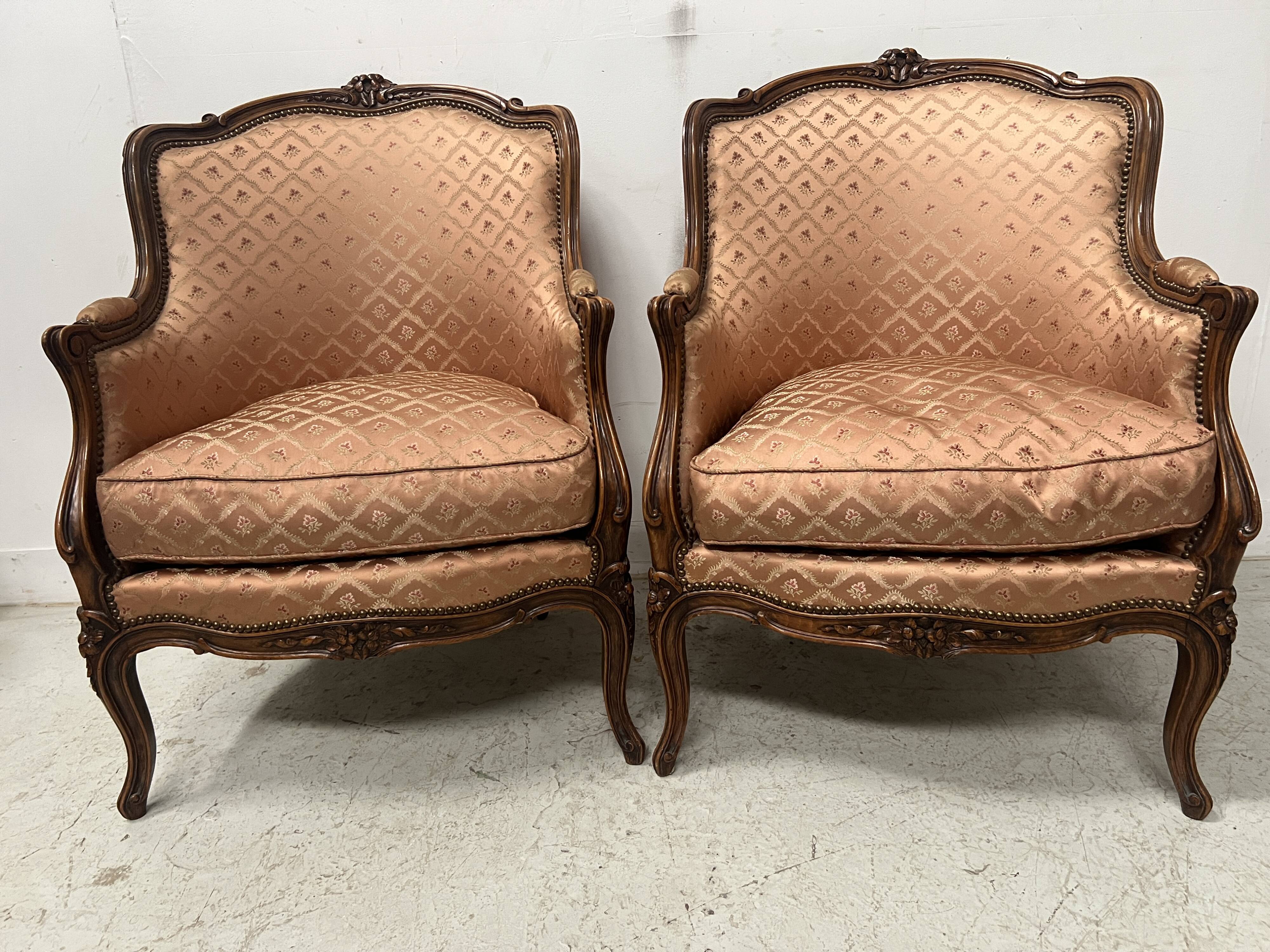 Paire de bergères de style Louis XV en bois narurel XX siècle