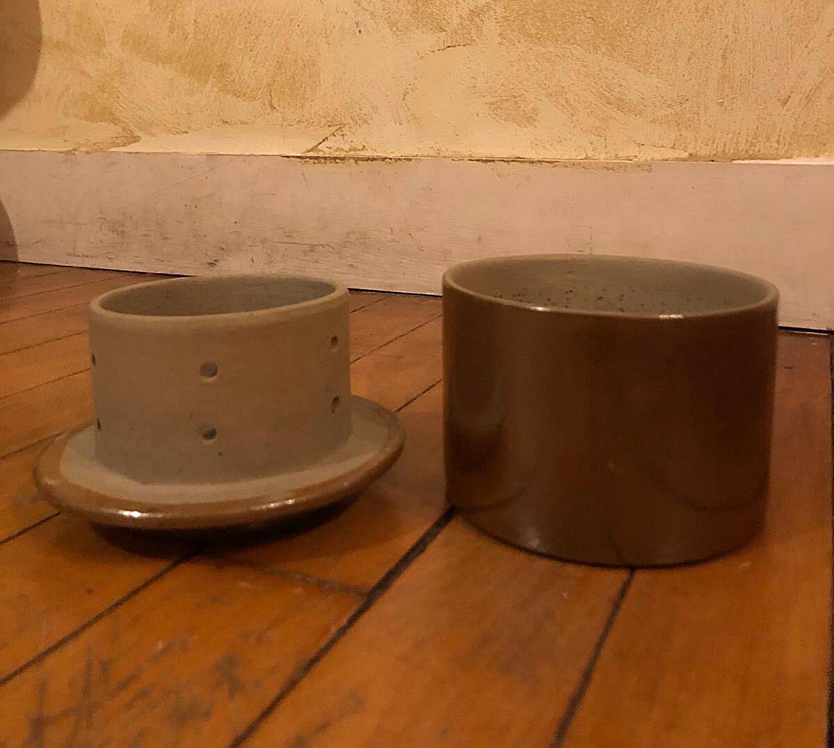 Stoneware butter dish with water reservoir