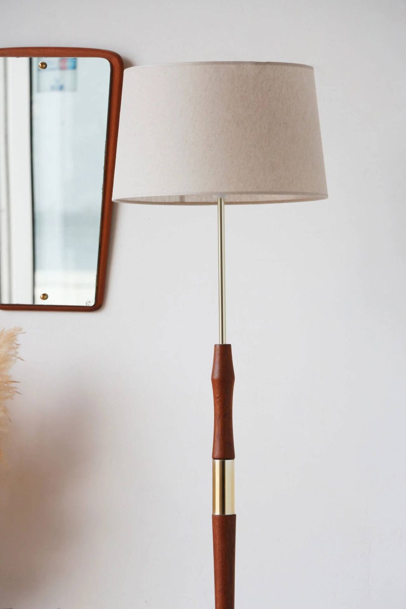Vintage Scandinavian floor lamp in wood and gold brass — Beige lampshade