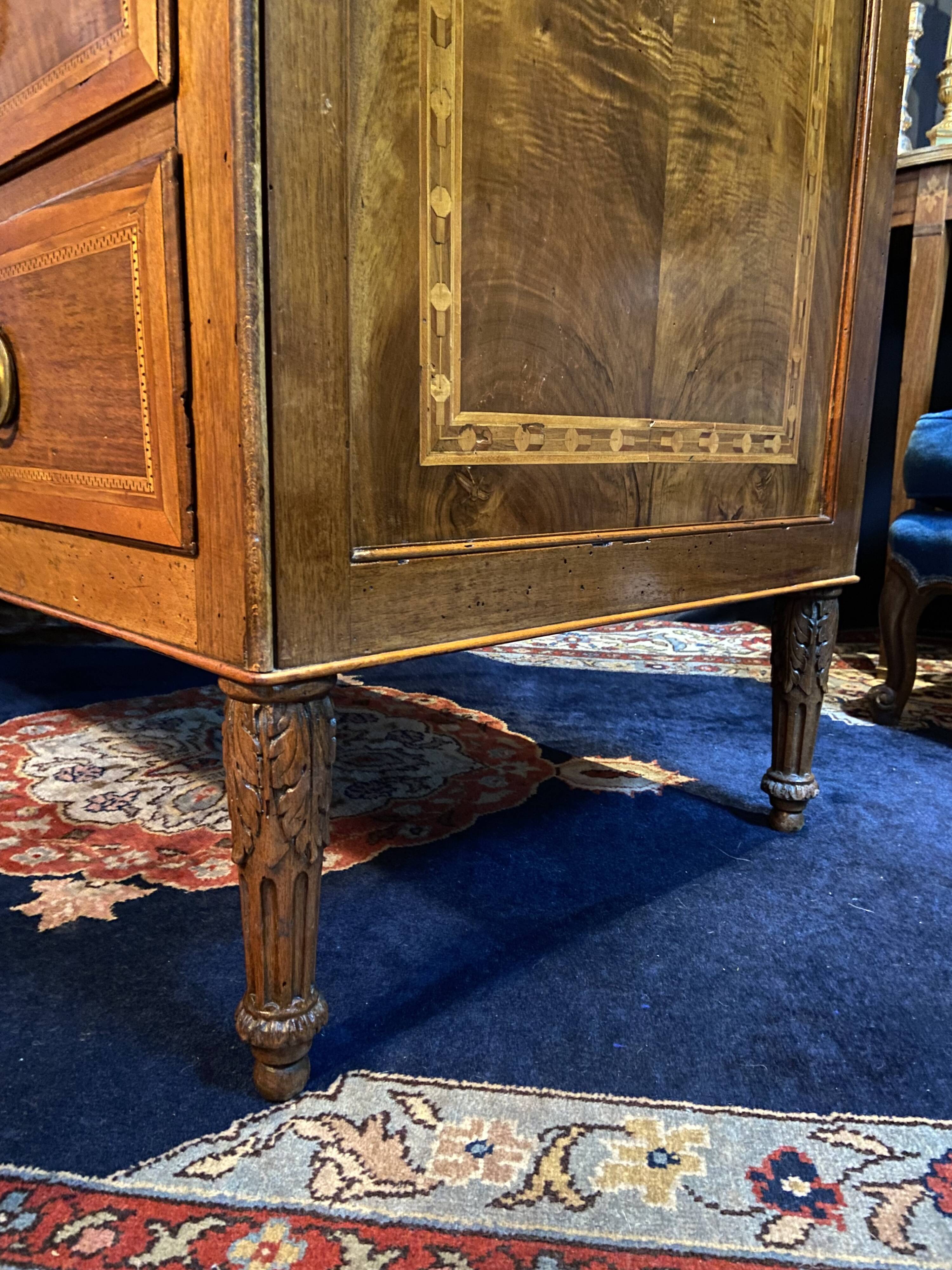 Large Louis XVI chest of drawers with 3 drawers, marquetry decoration depicting an antique scene from the late 18th century.
