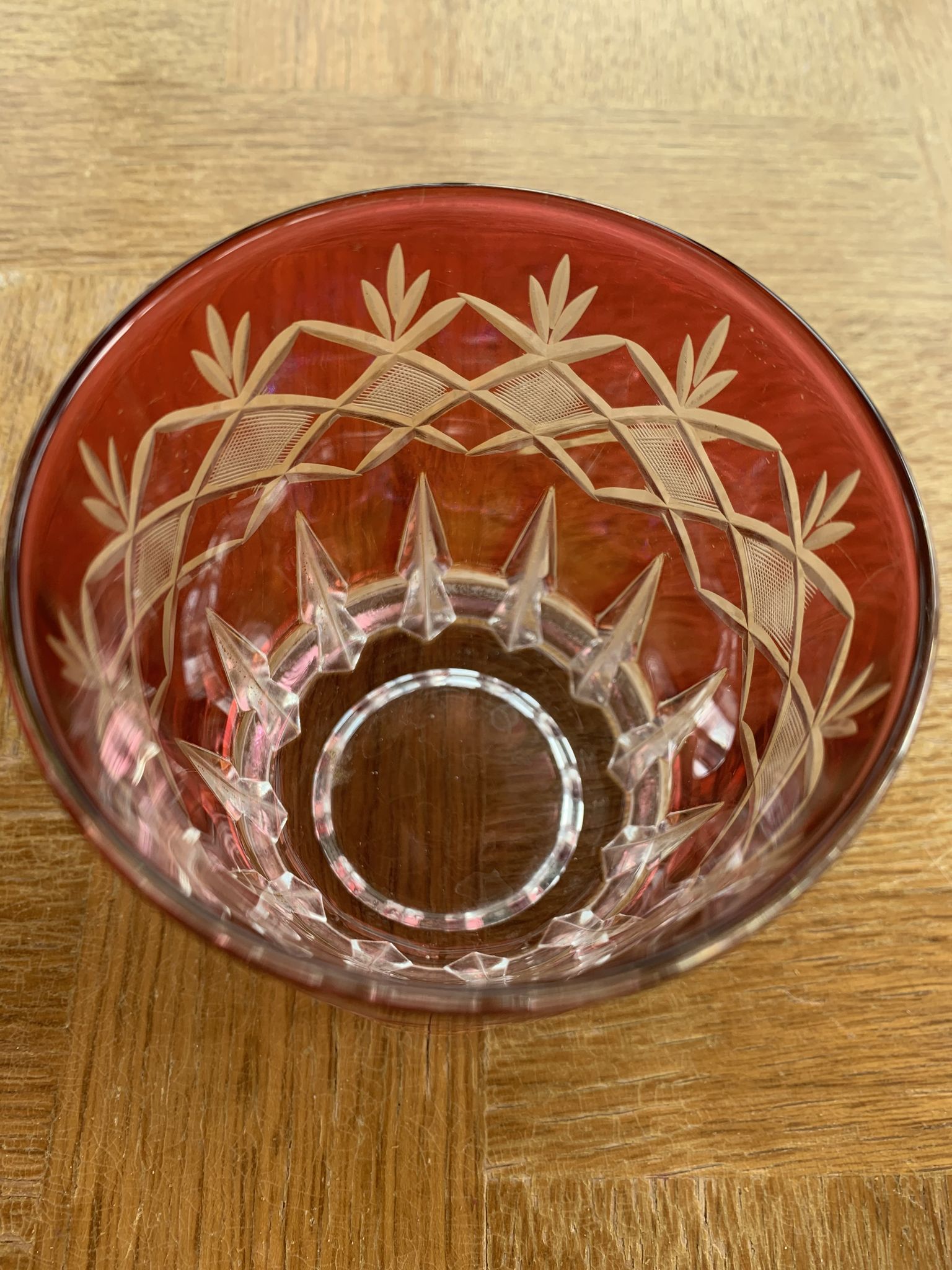 7 verres à apéritif en verre rouge et transparent ciselés vintage