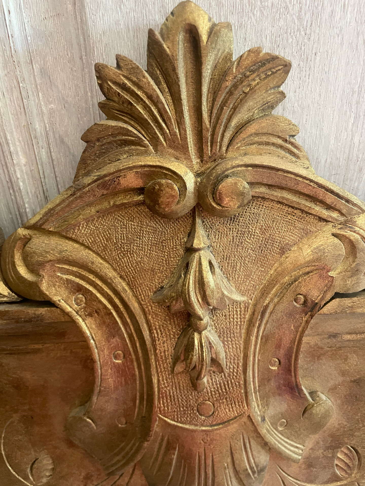 Fronton en bois doré