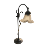 Lampe de table art nouveau en laiton fer et corolle de verre opale