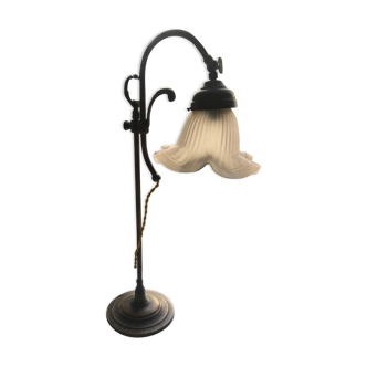 Lampe de table art nouveau en laiton fer et corolle de verre opale