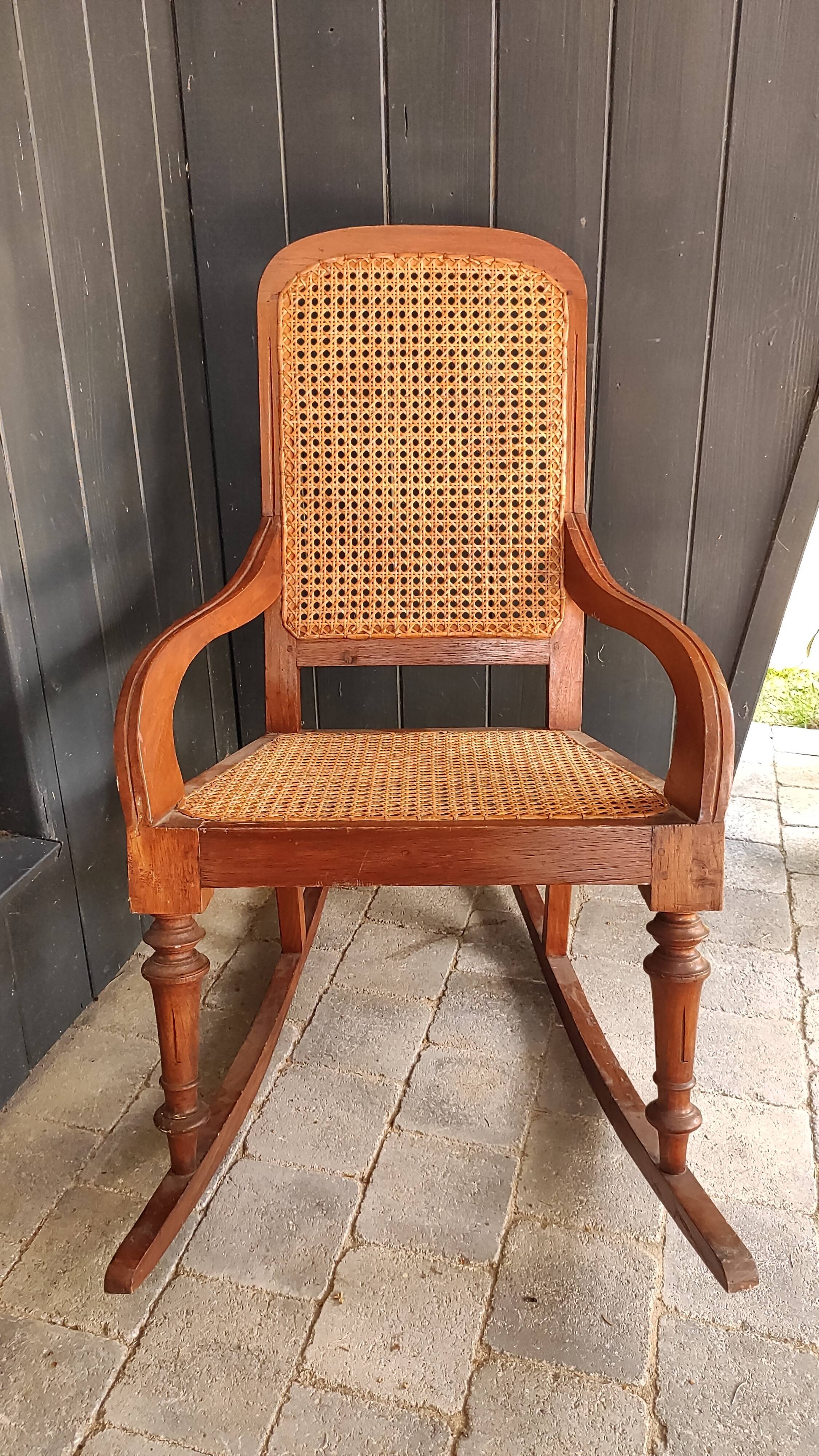 Rocking-chair ancien bois et cannage rotin