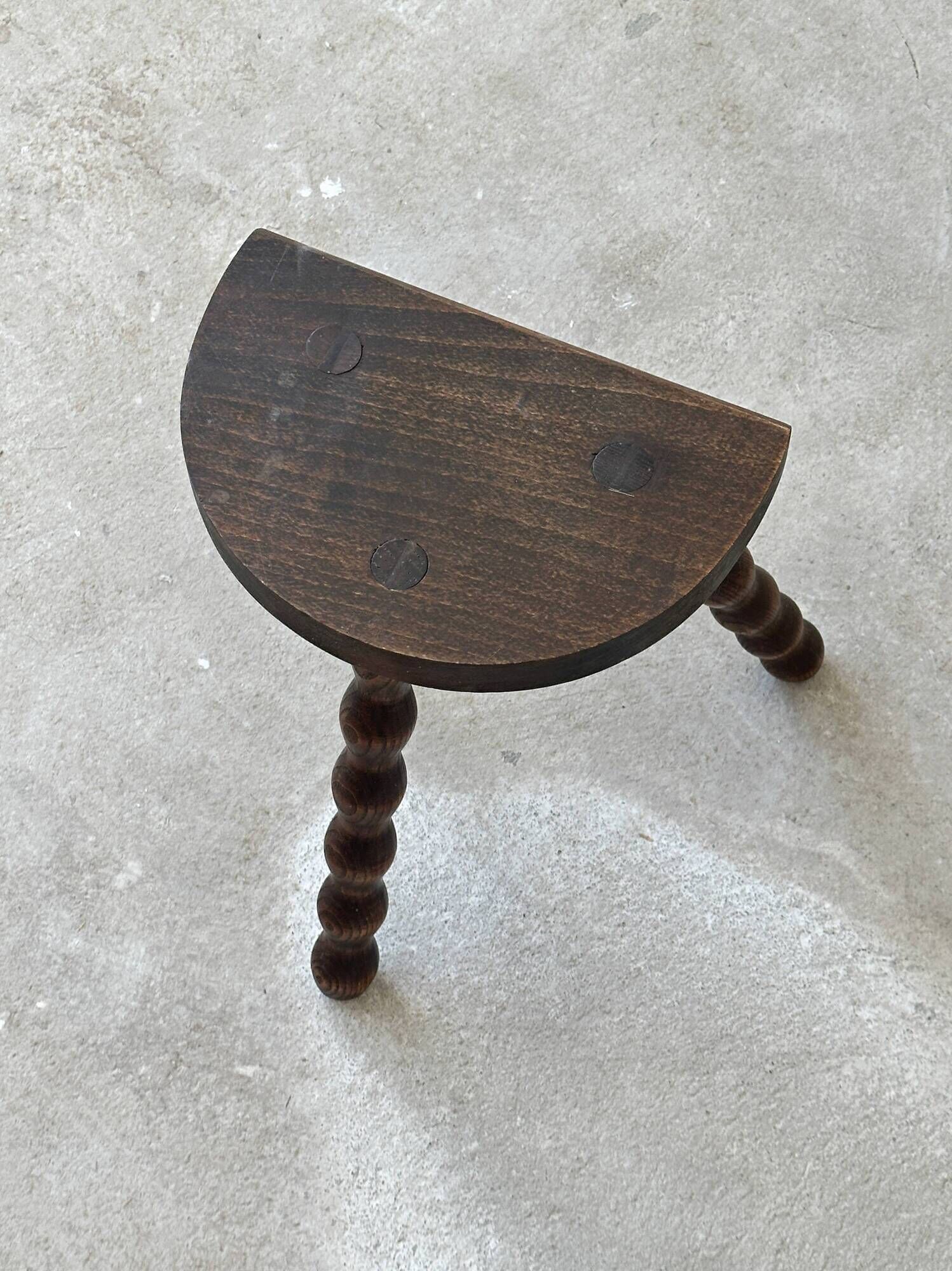 Tabouret ancien en bois massif à pieds tournés