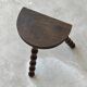 Tabouret ancien en bois massif à pieds tournés