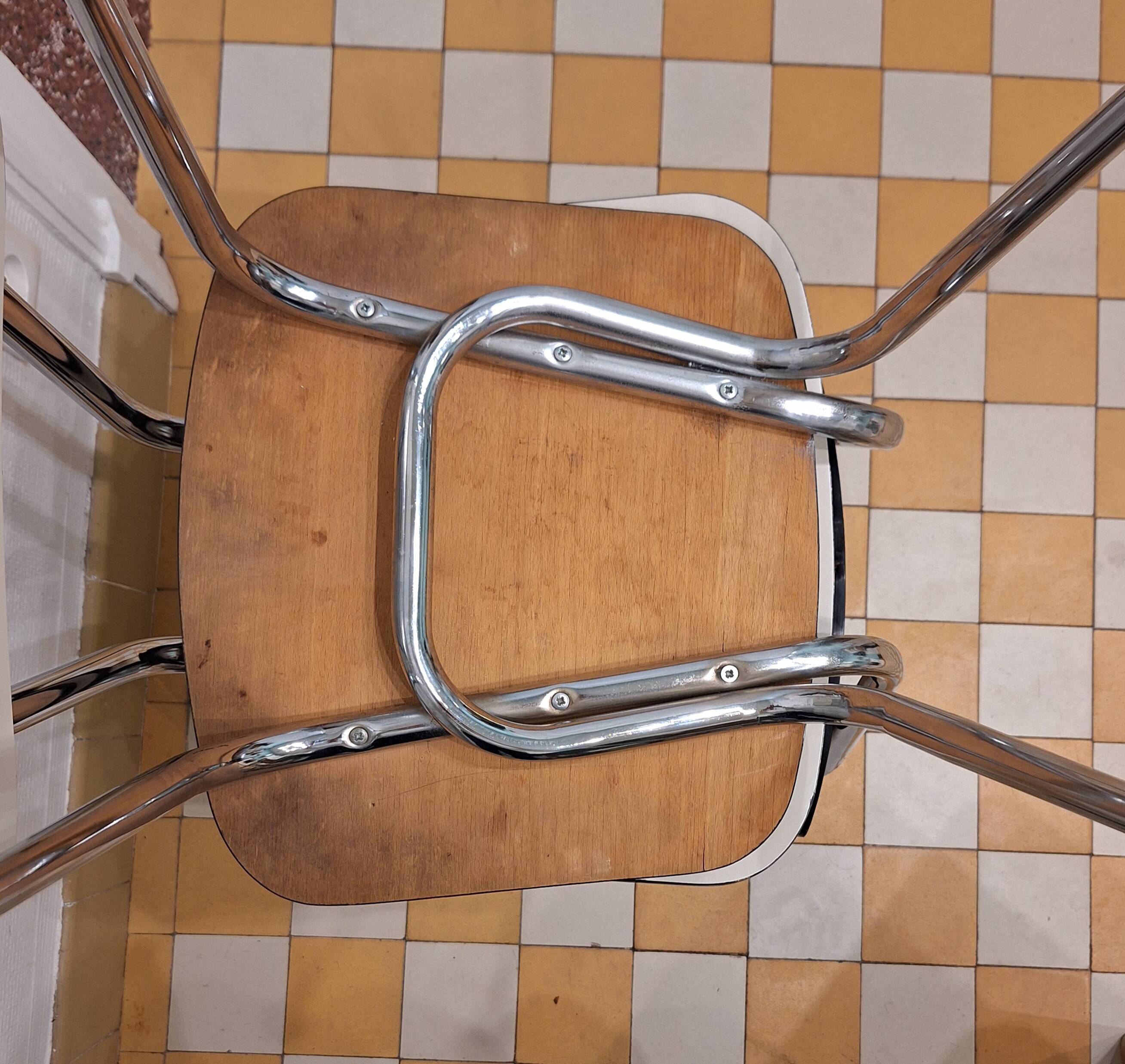 2 chaises en formica