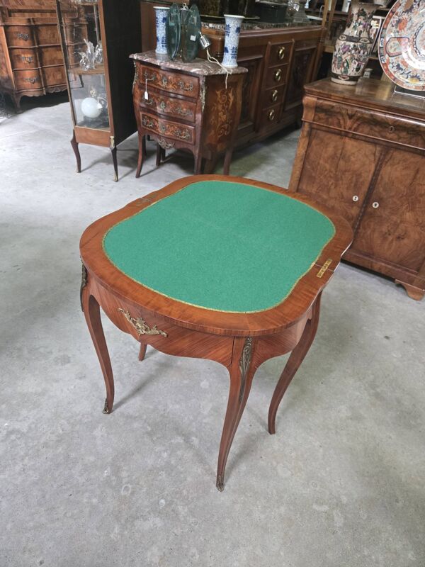 Table à jeux demi-lune de style Louis XV, en marqueterie de bois précieux