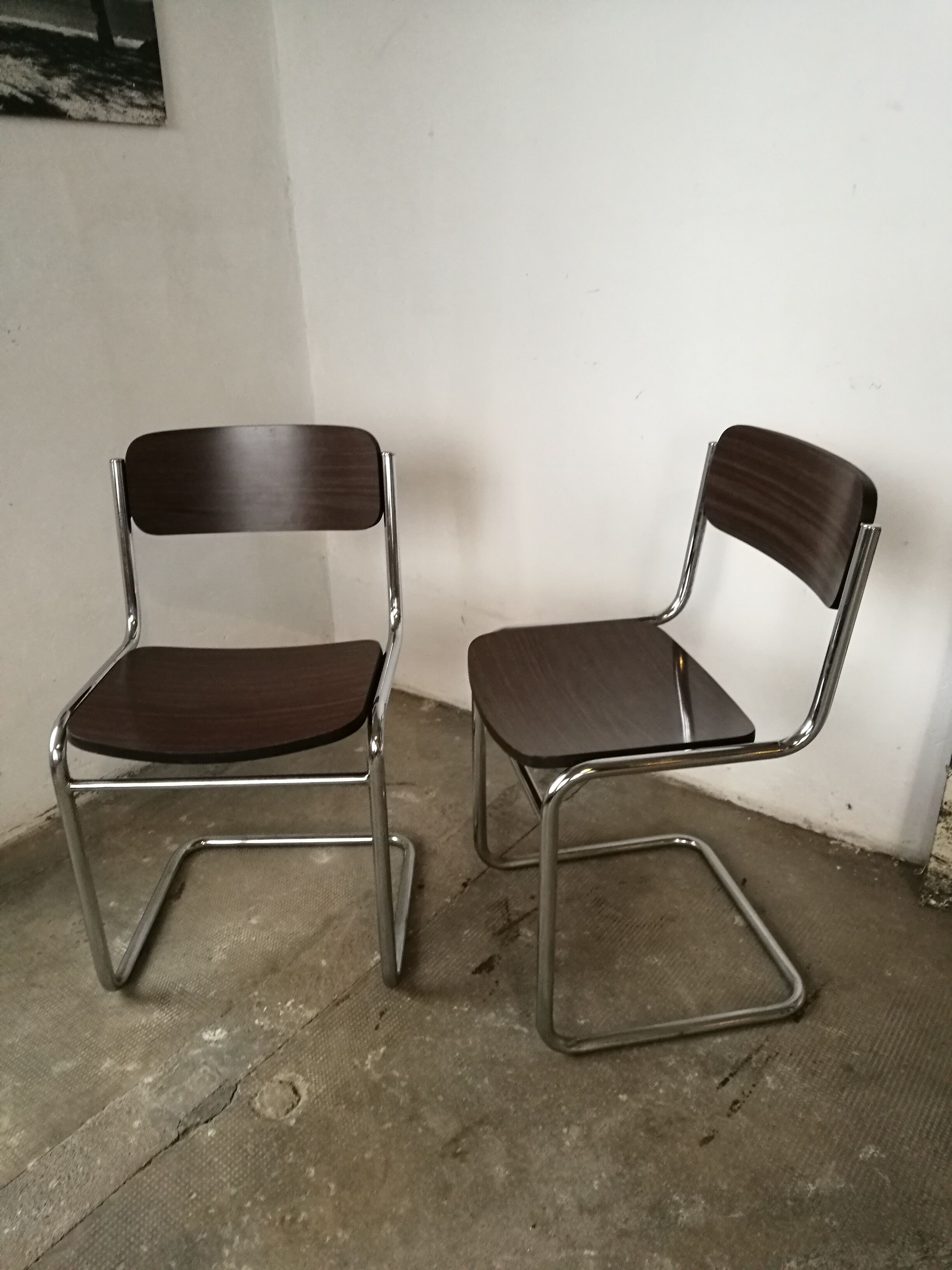 Pair of cantilever chairs from the 80s bauhaus style
