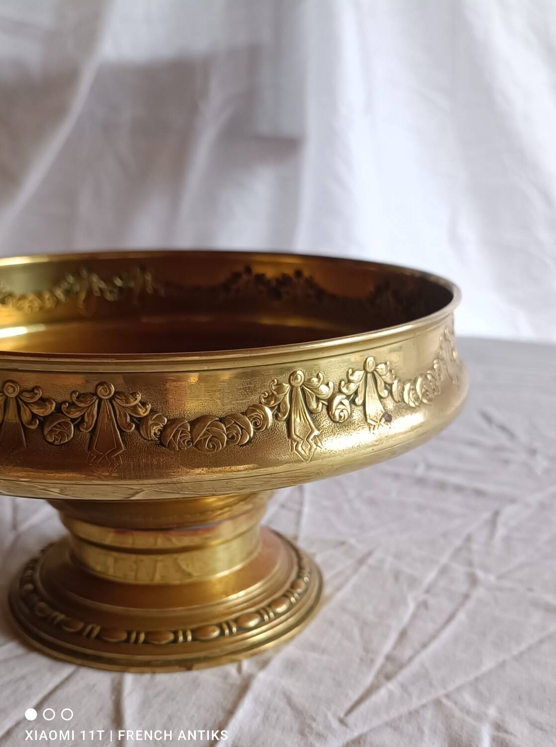 Fruit bowl, basket on foot, compote dish in embossed brass.