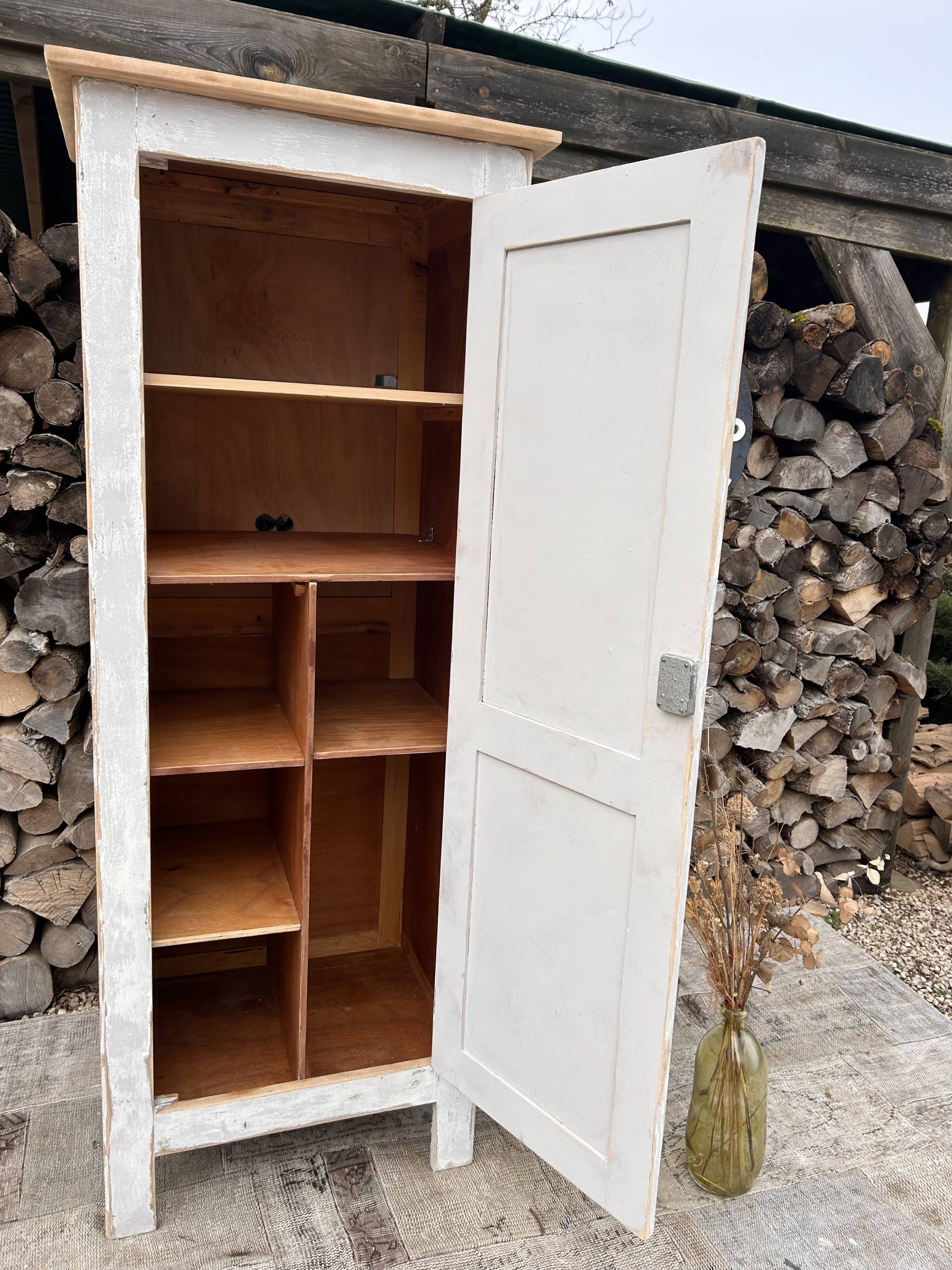 Small antique bonnetière