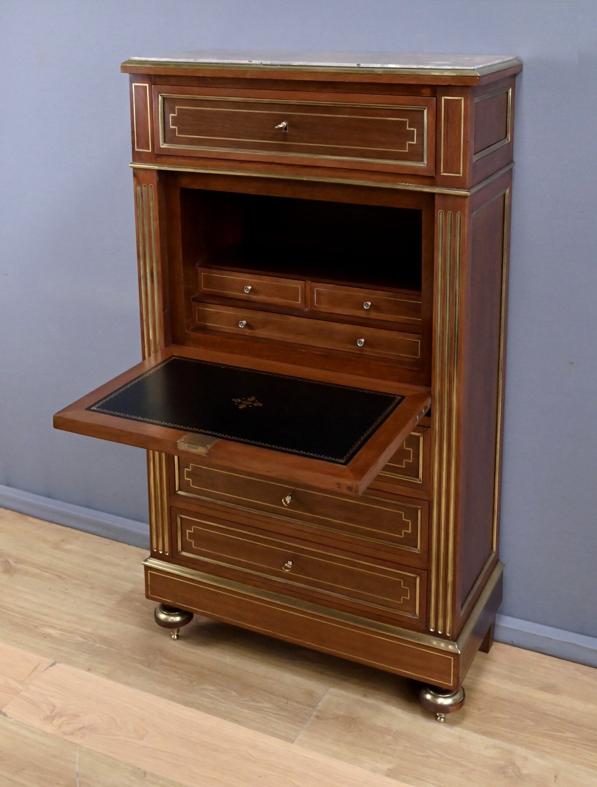 Secrétaire en acajou, style Louis XVI, époque Napoléon III – 2ème partie XIXe