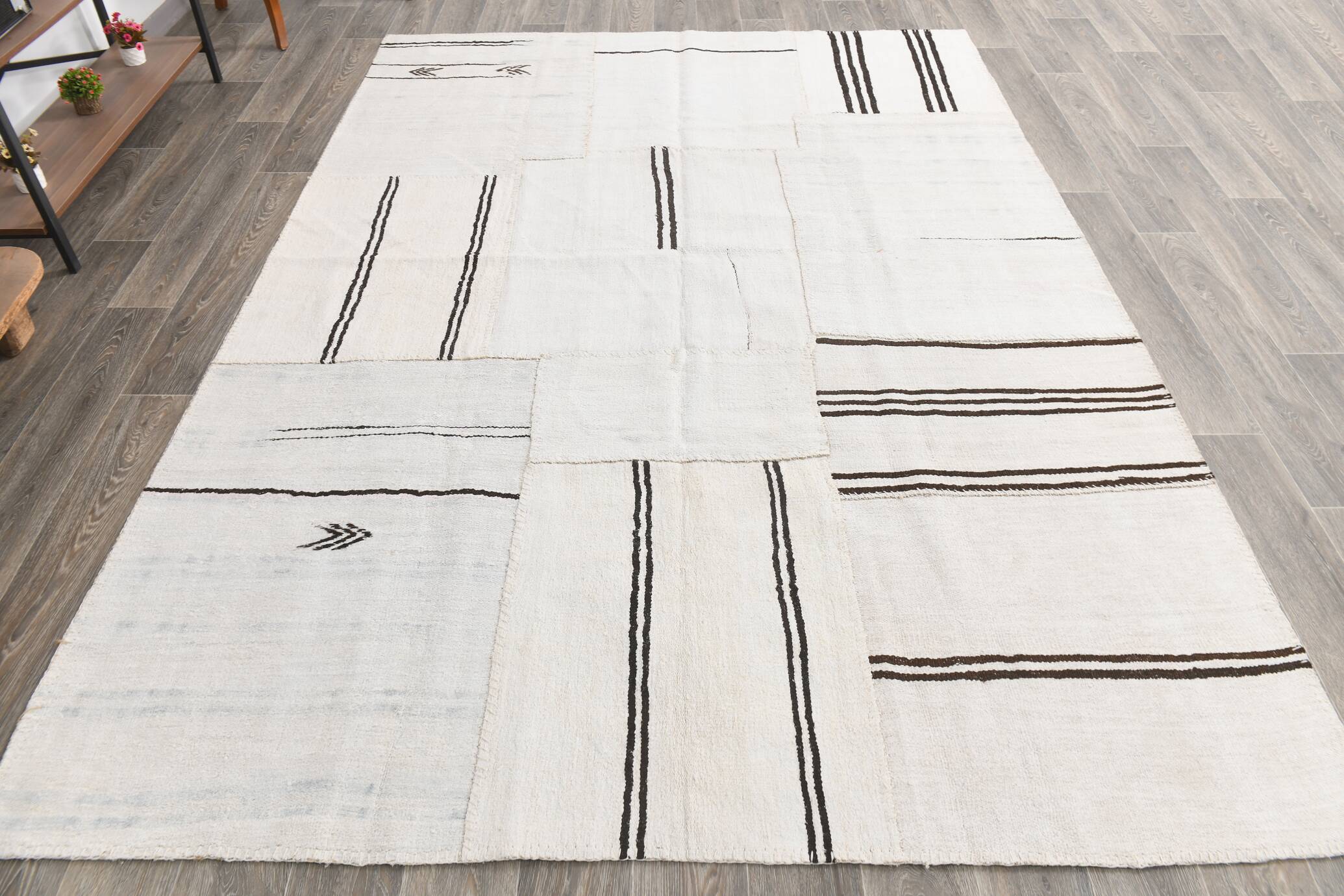 Tapis Kilim contemporain vintage Off White et noir 7x10, 218x307 cm
