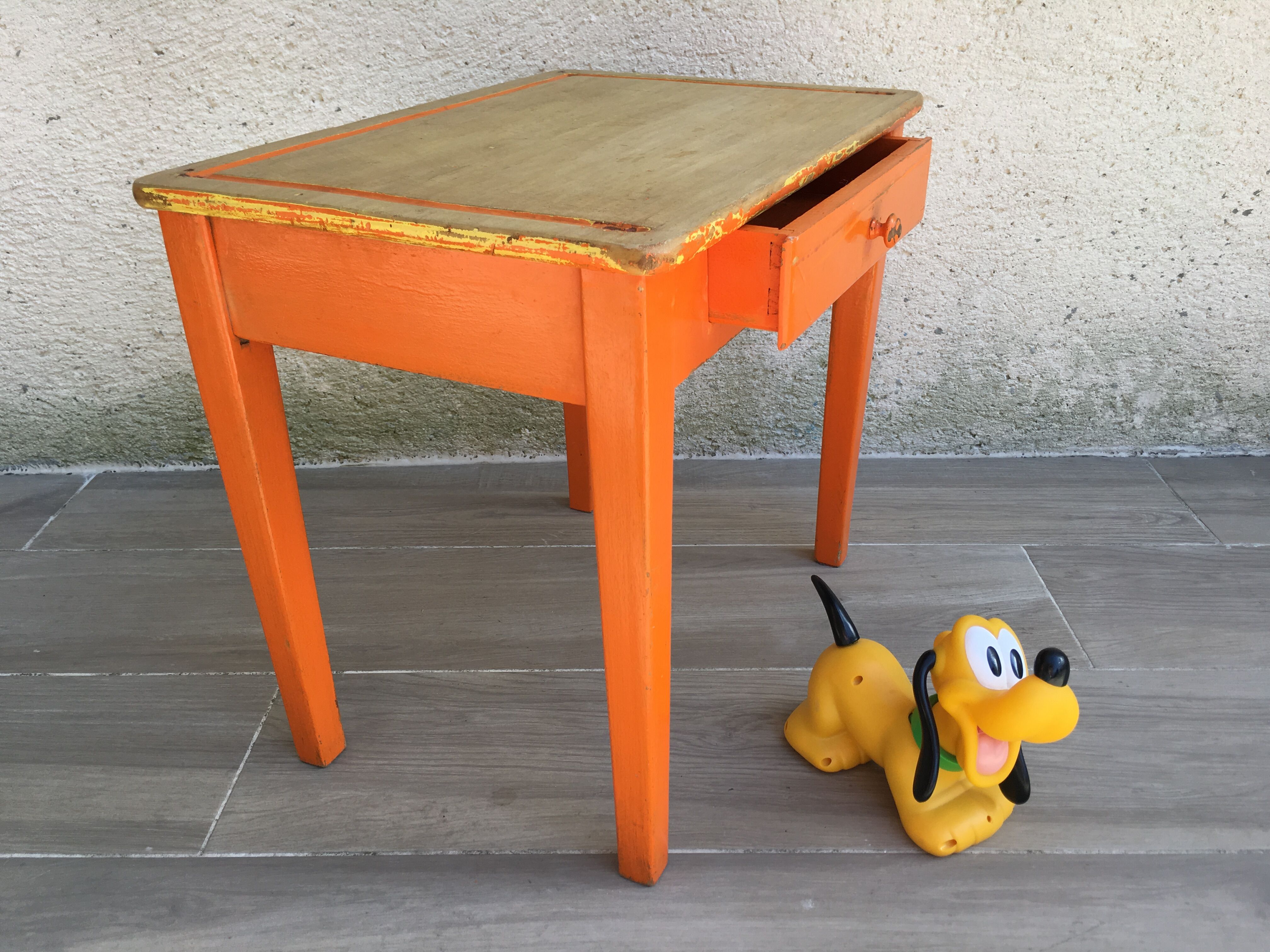 Wooden wooden desk orange base