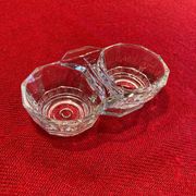 Retro salt and pepper shaker set, made of molded glass