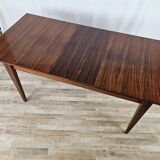 Extendable table in laminate