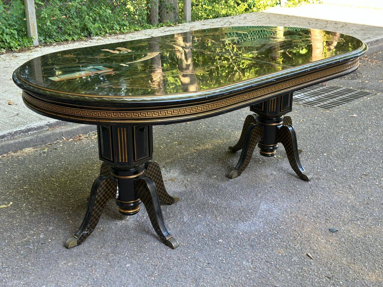 Extendable oval dining table in lacquered Chinoiserie style from the year.