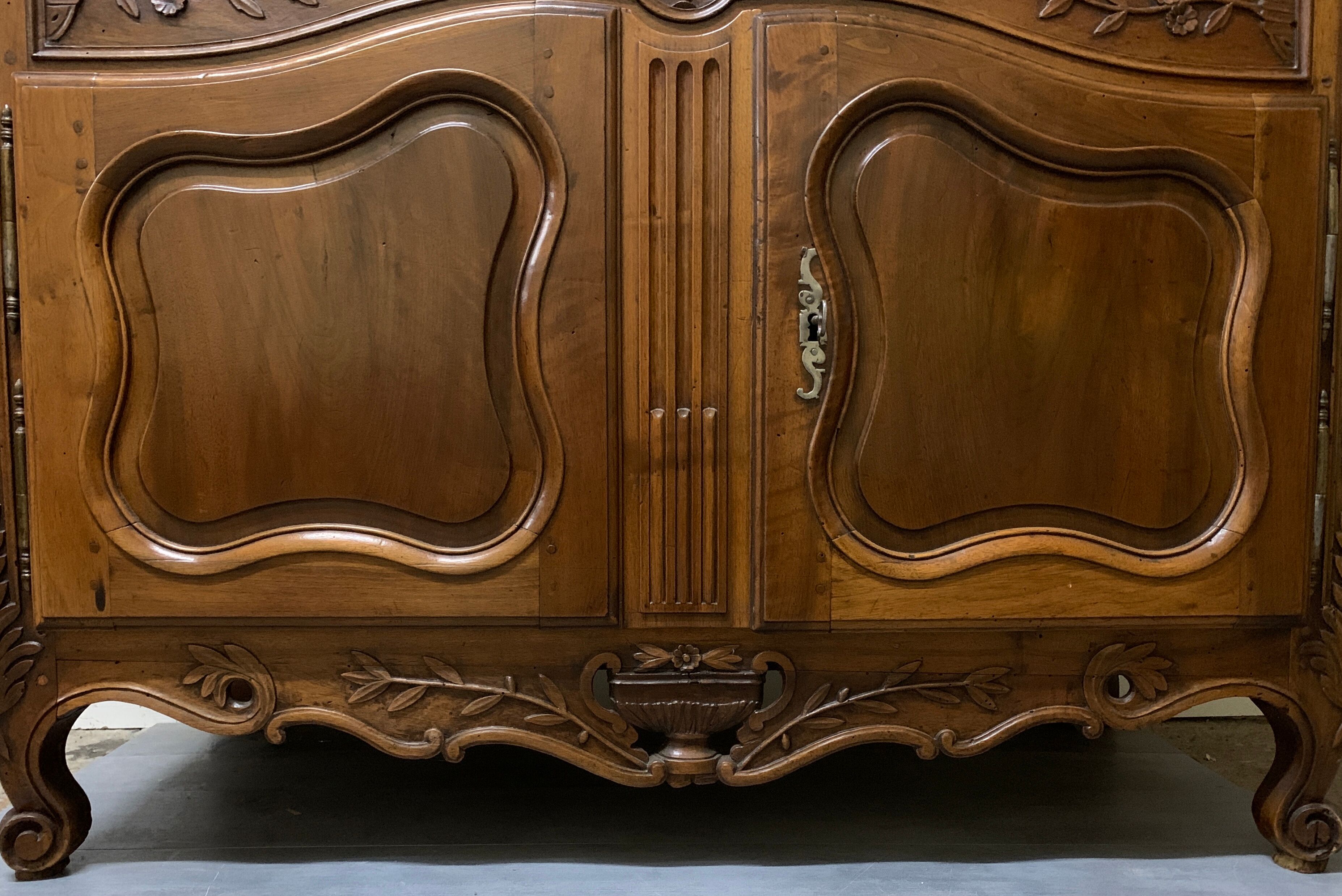 openwork Provençal credenza in walnut of the eighteenth century