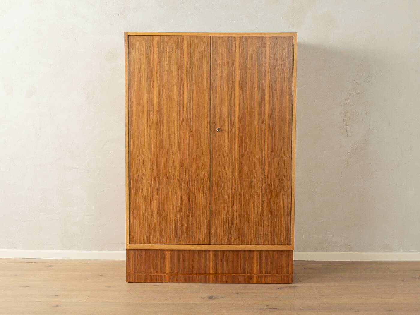 Armoire des années 1950, partiellement massive, de style scandinave, en placage noyer.