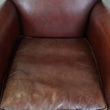 Lot de 2 fauteuils en cuir de mouton correctement finis avec des clous décoratifs