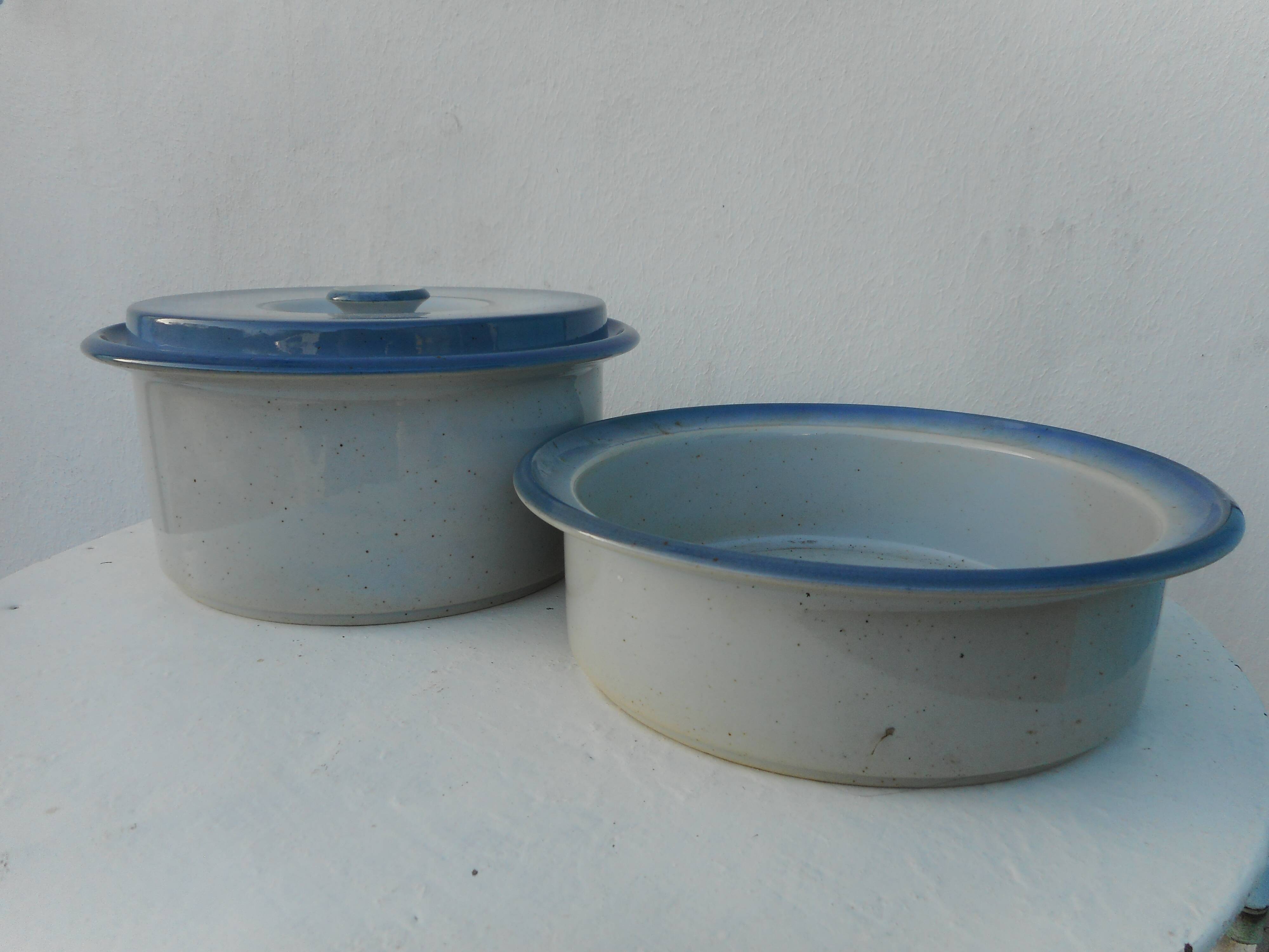 Two stackable salad bowls with a sleet lid