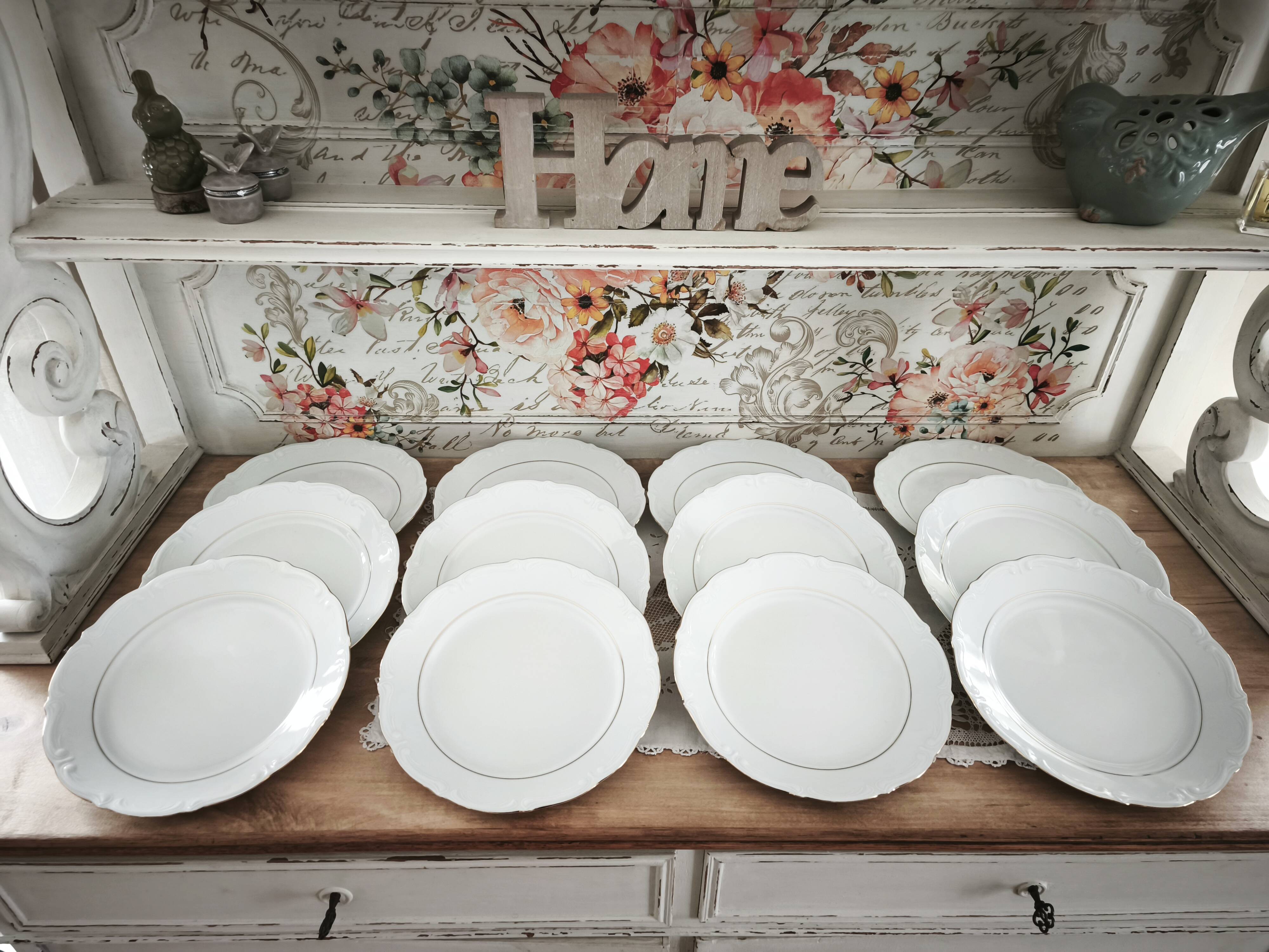 12 flat plates in porcelain with double gold rim.